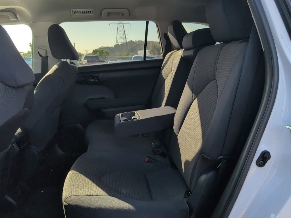 Used 2022 Toyota Highlander LE AWD/4WD image 10