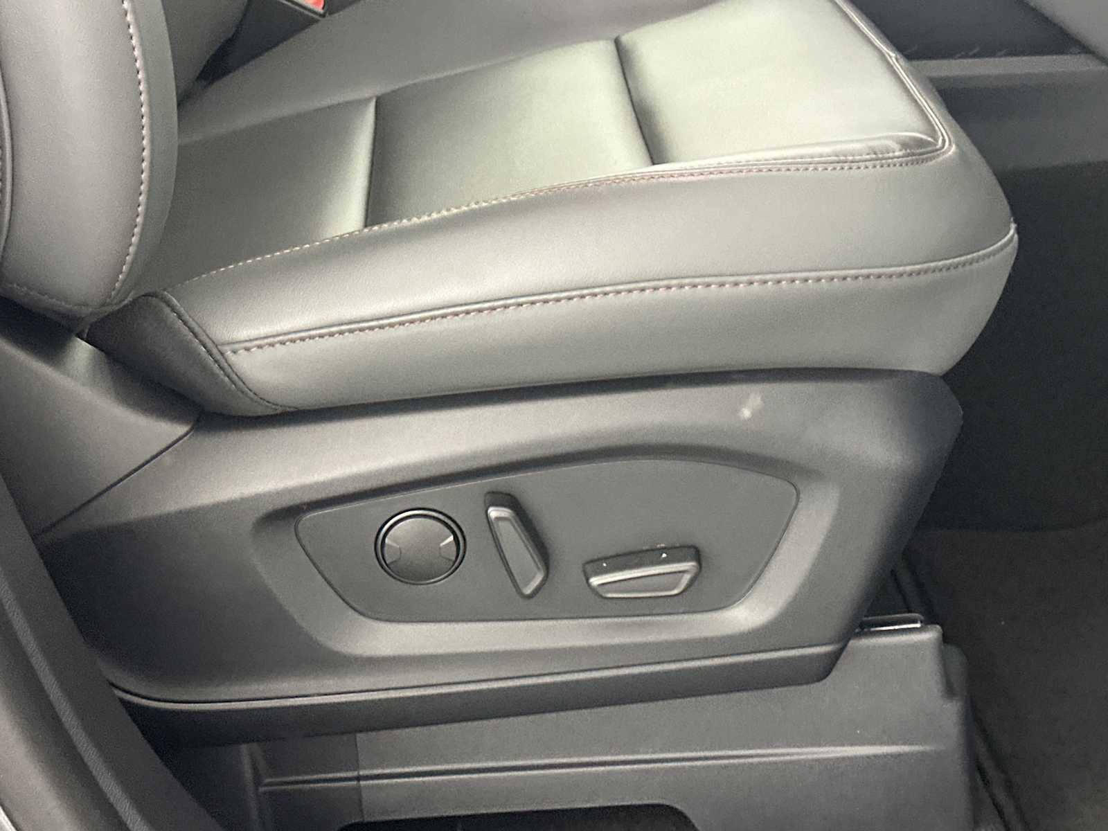 Used 2025 Ford Explorer Active w/ Active Comfort Package RWD image 16