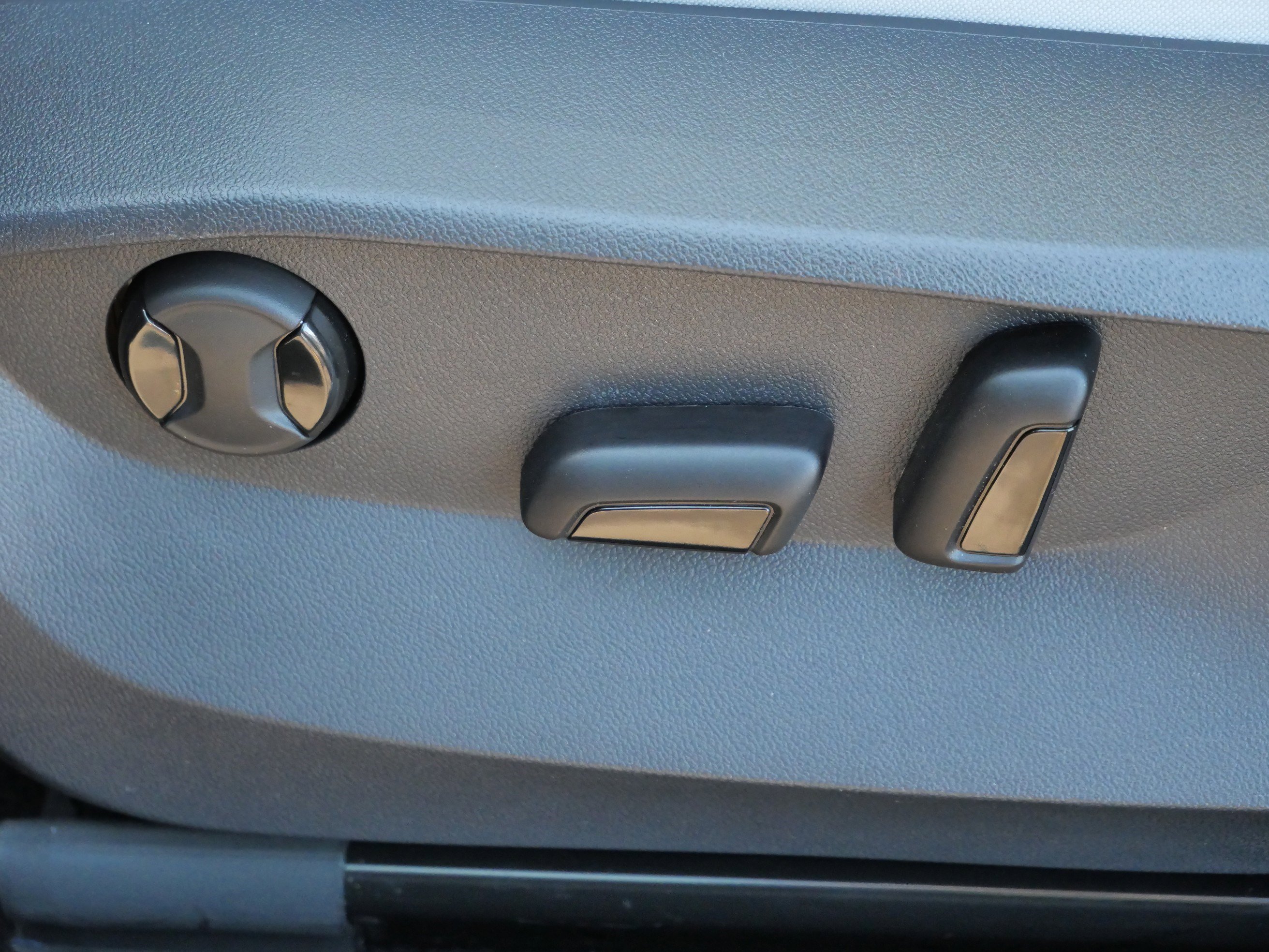 Certified 2025 Volkswagen Taos SE image 20