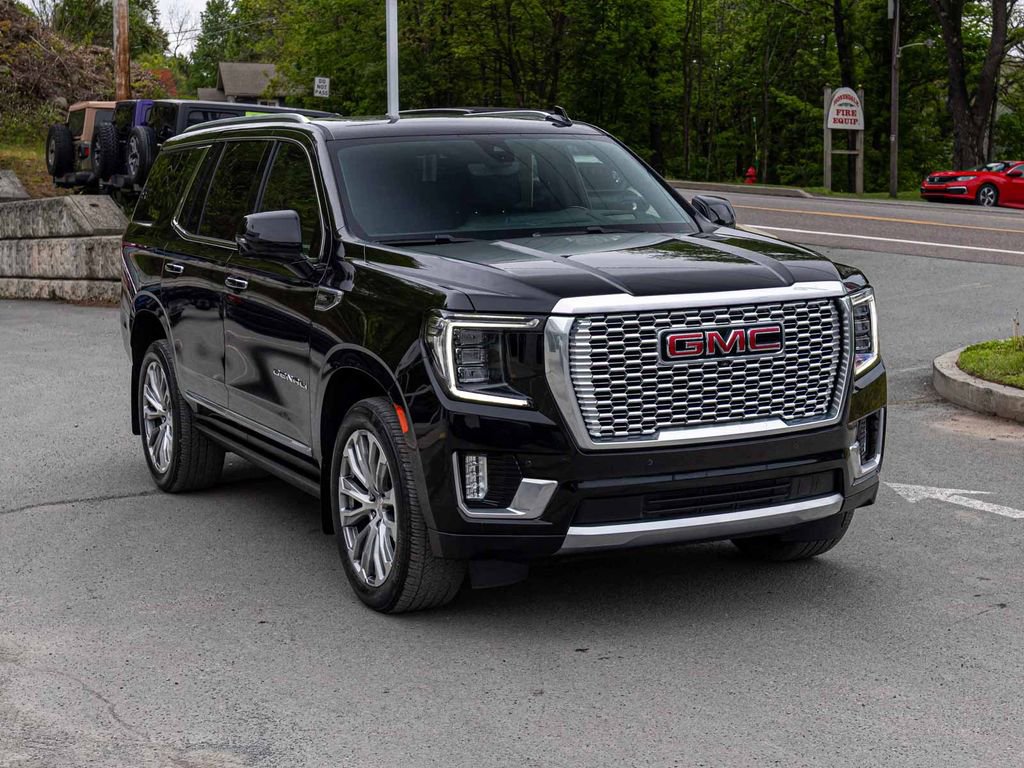 Used 2021 GMC Yukon Denali w/ Denali Premium Package AWD/4WD image 3