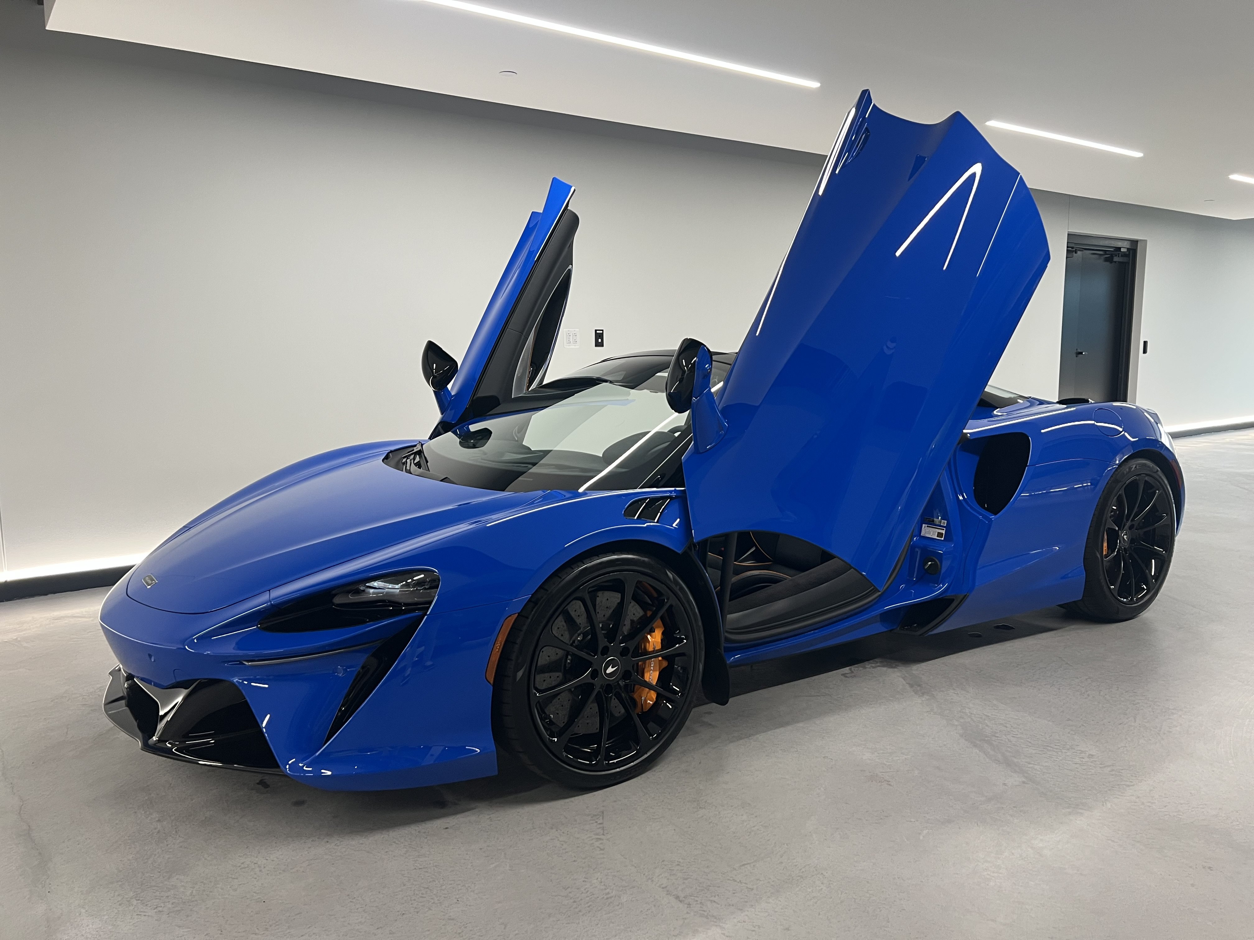 Used 2027 McLaren Artura Spider RWD image 12