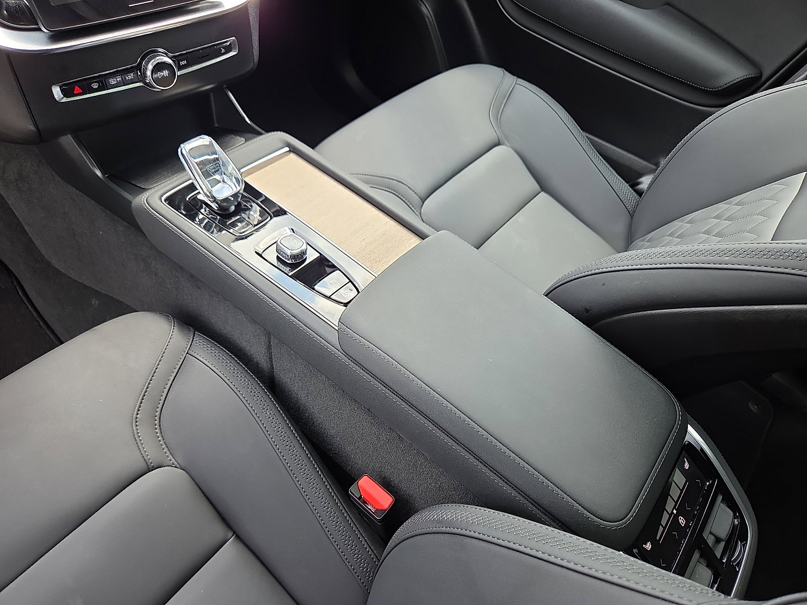 Used 2025 Volvo XC90 B6 Plus image 25