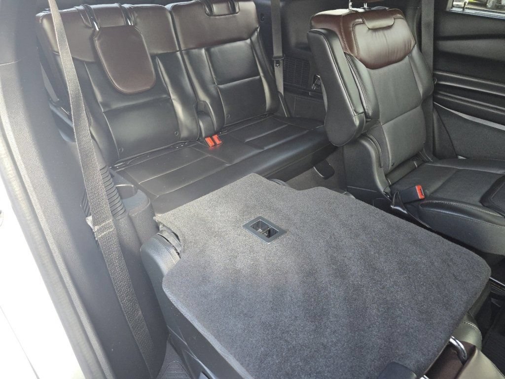 Used 2021 Ford Explorer Platinum w/ Premium Technology Package AWD/4WD image 28