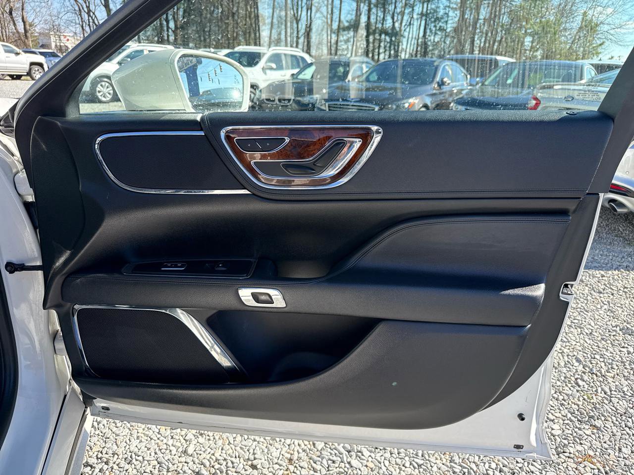 Used 2017 Lincoln Continental Select image 22