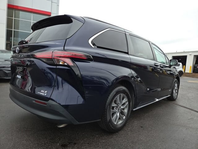 Used 2021 Toyota Sienna XLE w/ XLE Plus Package FWD image 9