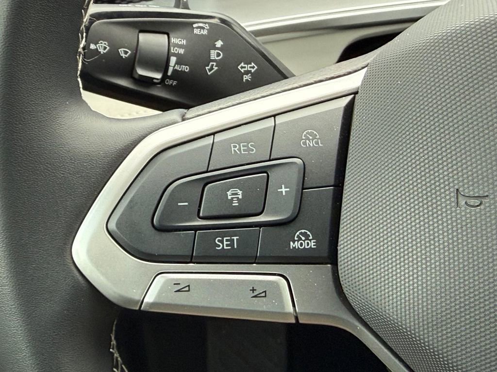 Certified 2025 Volkswagen Tiguan SE AWD/4WD image 15