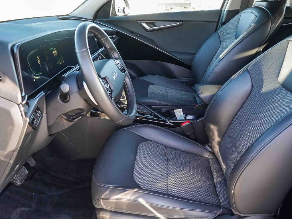 Used 2025 Kia Niro EX FWD image 19