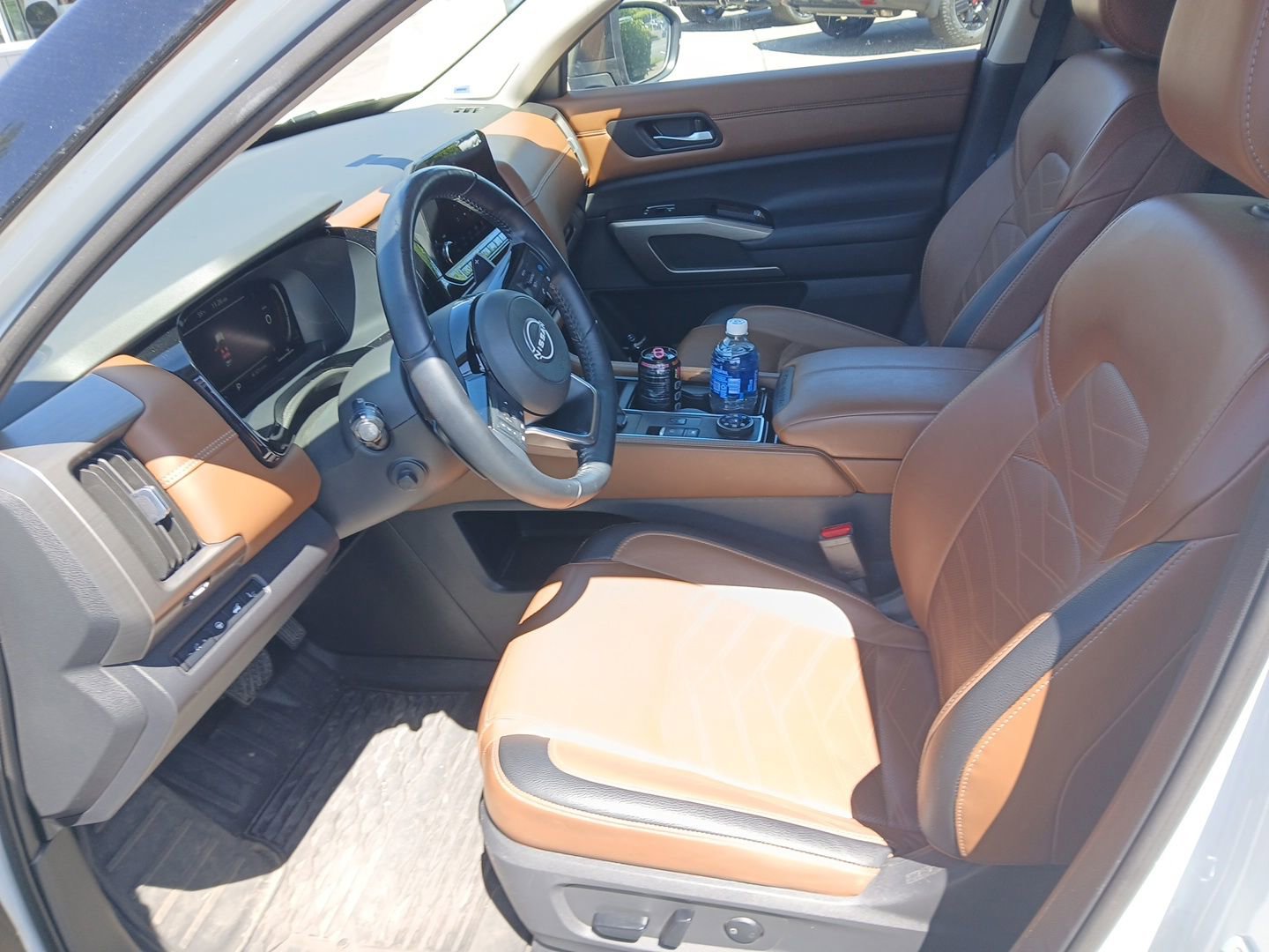 Used 2023 Nissan Pathfinder Platinum AWD/4WD image 3