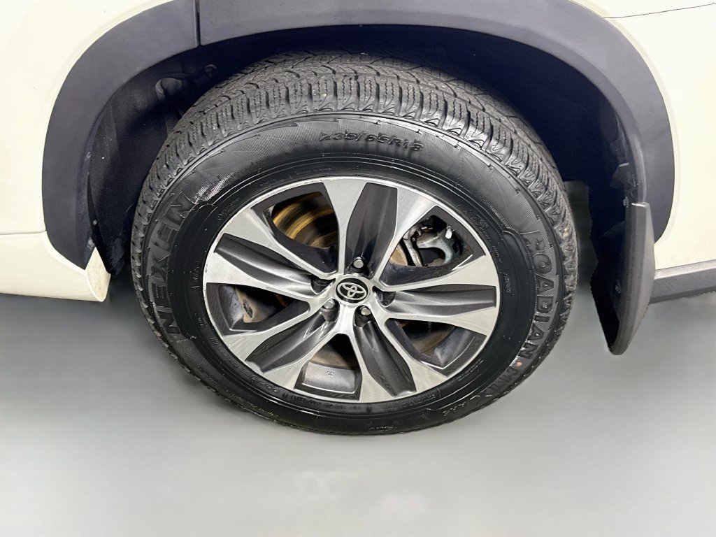Certified 2021 Toyota Highlander XLE AWD/4WD image 35