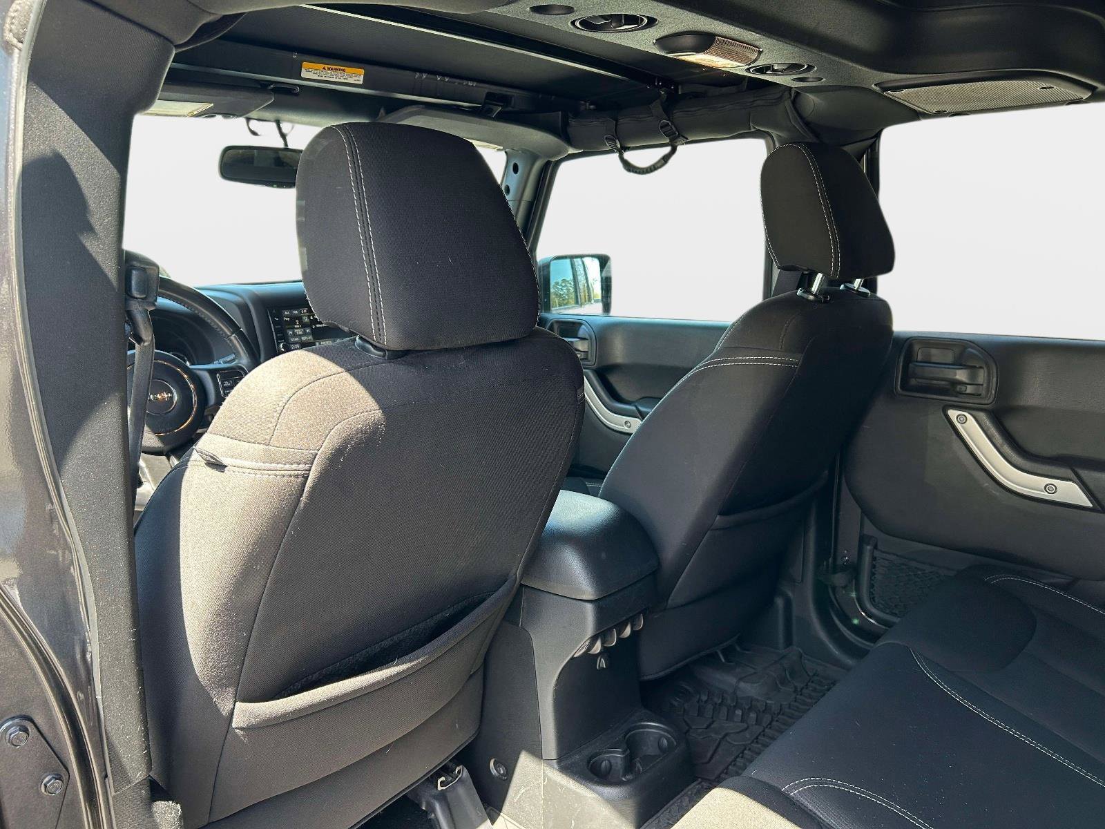 Used 2017 Jeep Wrangler Unlimited Sahara w/ Connectivity Group image 15