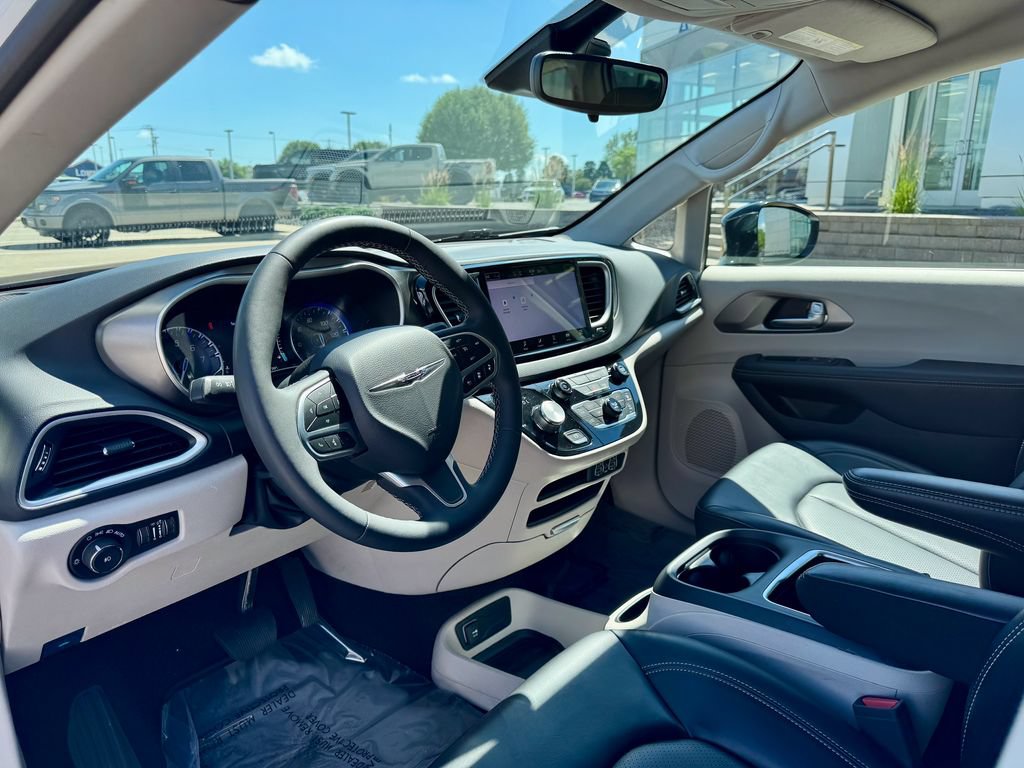 Used 2024 Chrysler Pacifica Touring-L FWD image 9