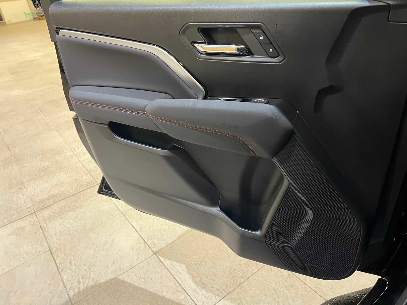 Used 2024 Chevrolet Colorado Z71 w/ Z71 Convenience Package 2 image 17