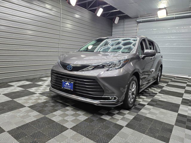 Used 2023 Toyota Sienna XLE FWD image 45