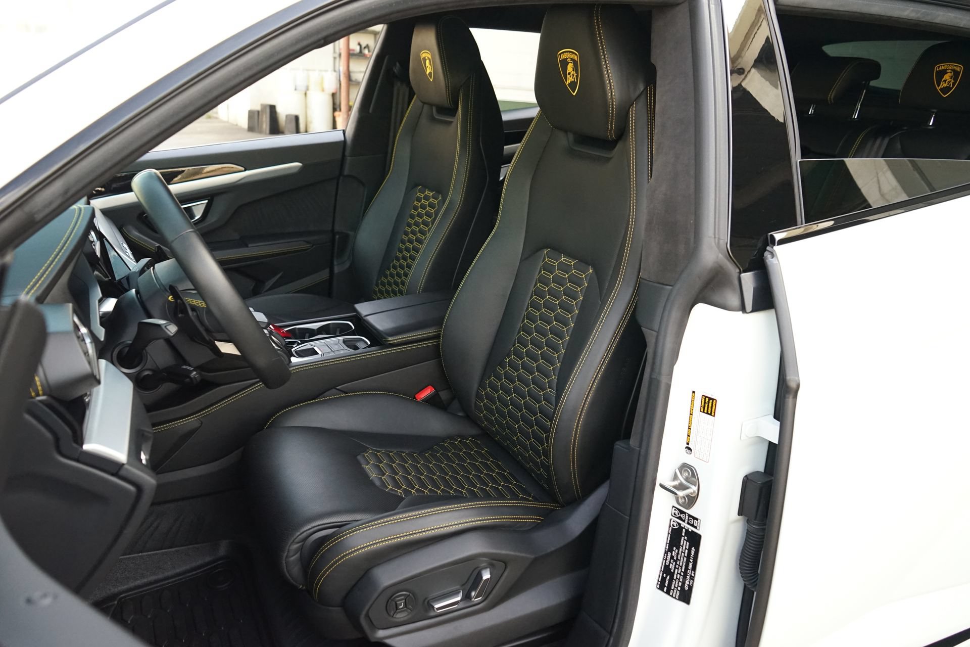 Used 2021 Lamborghini Urus AWD/4WD image 10