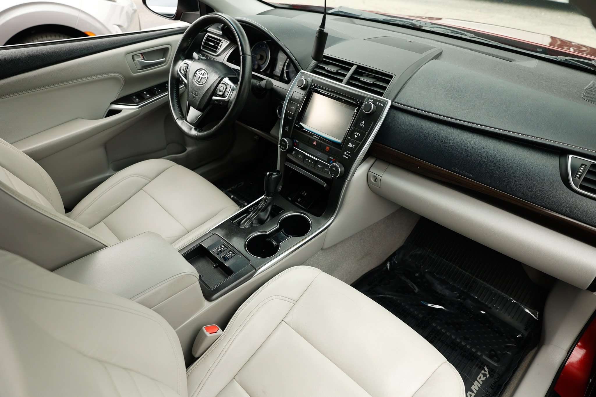 Used 2017 Toyota Camry XLE w/ Advanced Technology Package FWD image 22