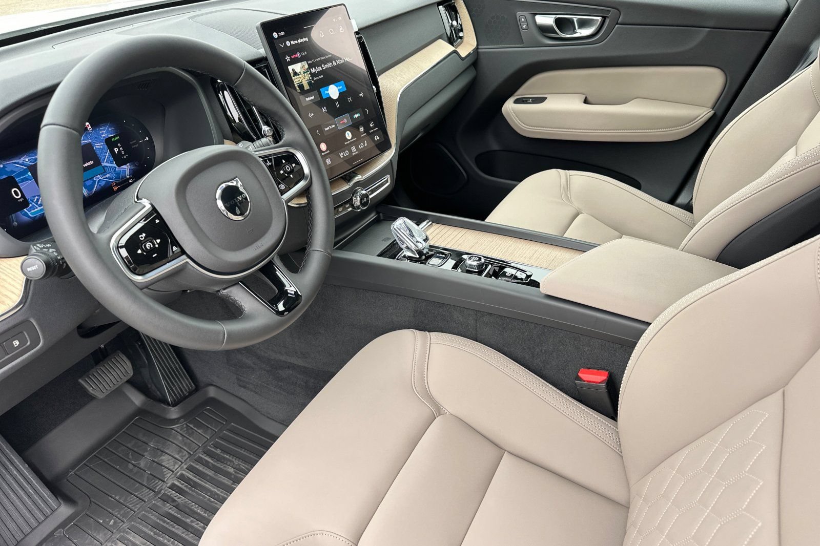 New 2026 Volvo XC60 T8 Plus w/ Climate Package PRO AWD/4WD image 10