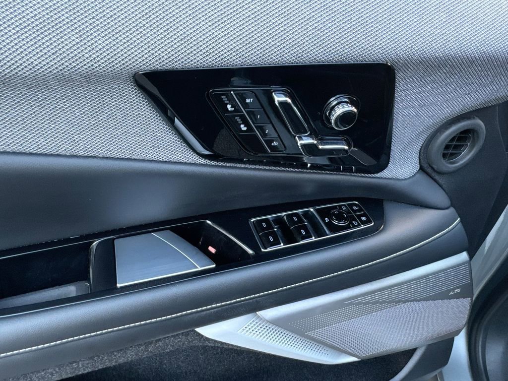 Used 2025 Cadillac Optiq Luxury 1 image 15