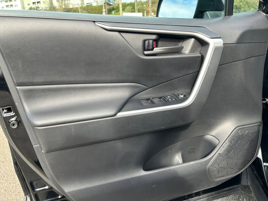 Used 2021 Toyota RAV4 LE AWD/4WD image 23