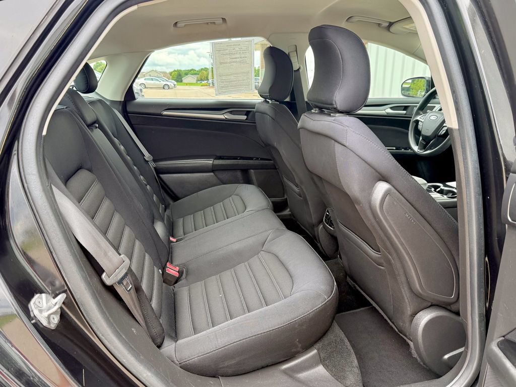 Used 2015 Ford Fusion SE FWD image 18
