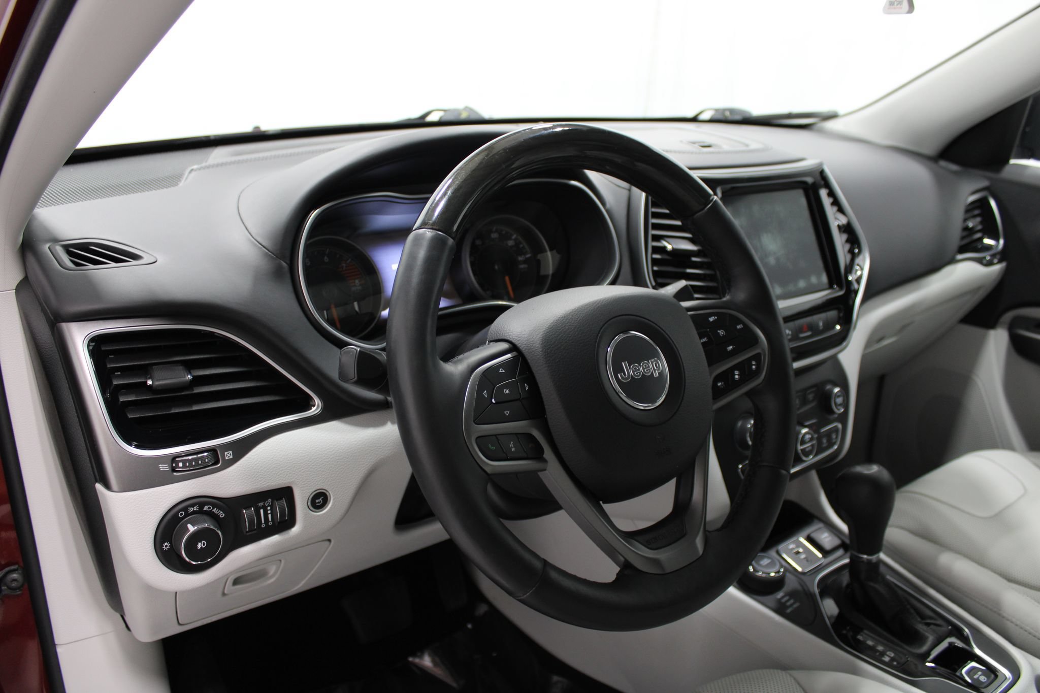 Used 2019 Jeep Cherokee Overland w/ Technology Group AWD/4WD image 12