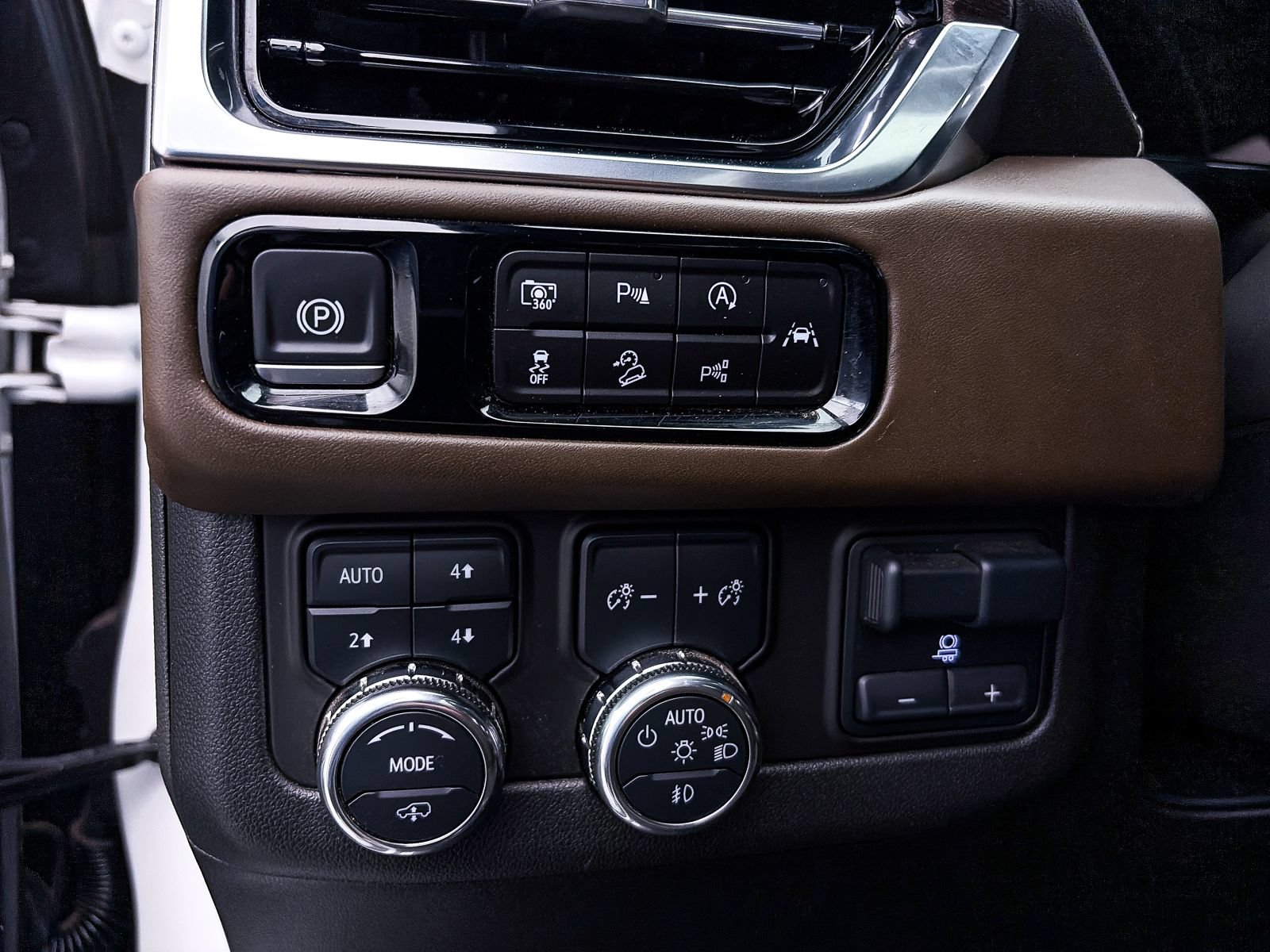 Used 2025 GMC Yukon XL Denali Ultimate AWD/4WD image 7