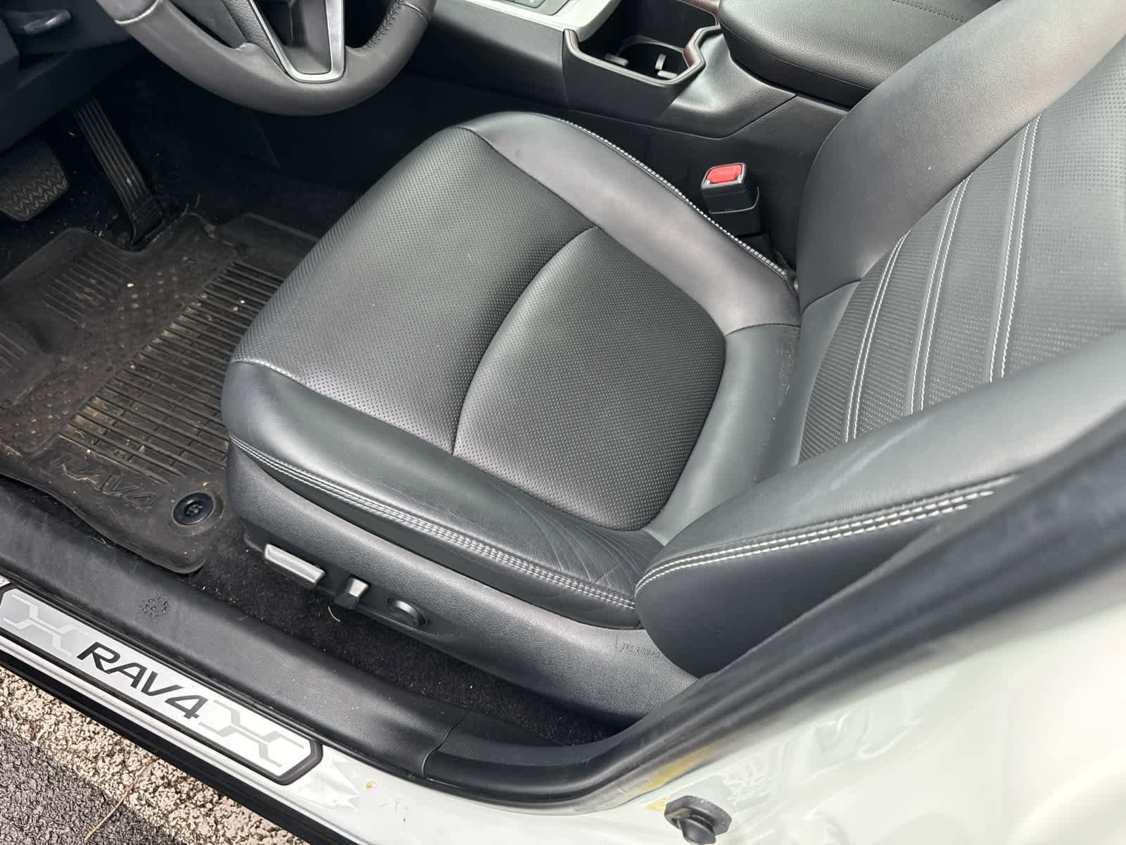 Used 2024 Toyota RAV4 Limited image 8