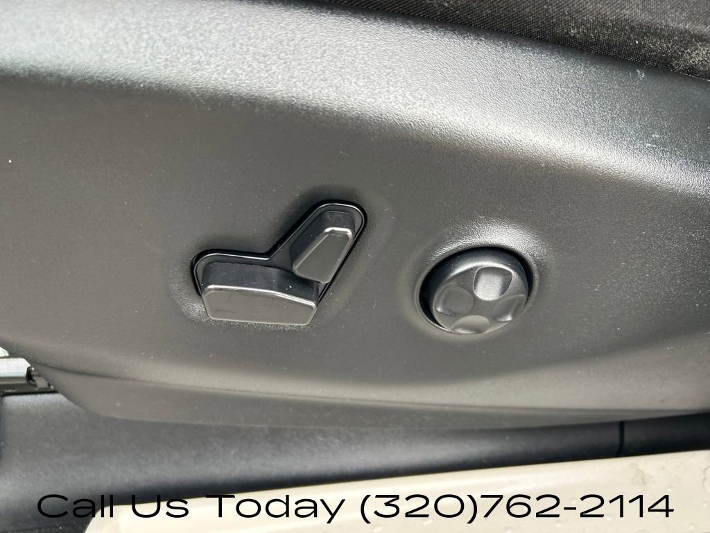 Used 2024 Chrysler Pacifica Touring-L FWD image 16