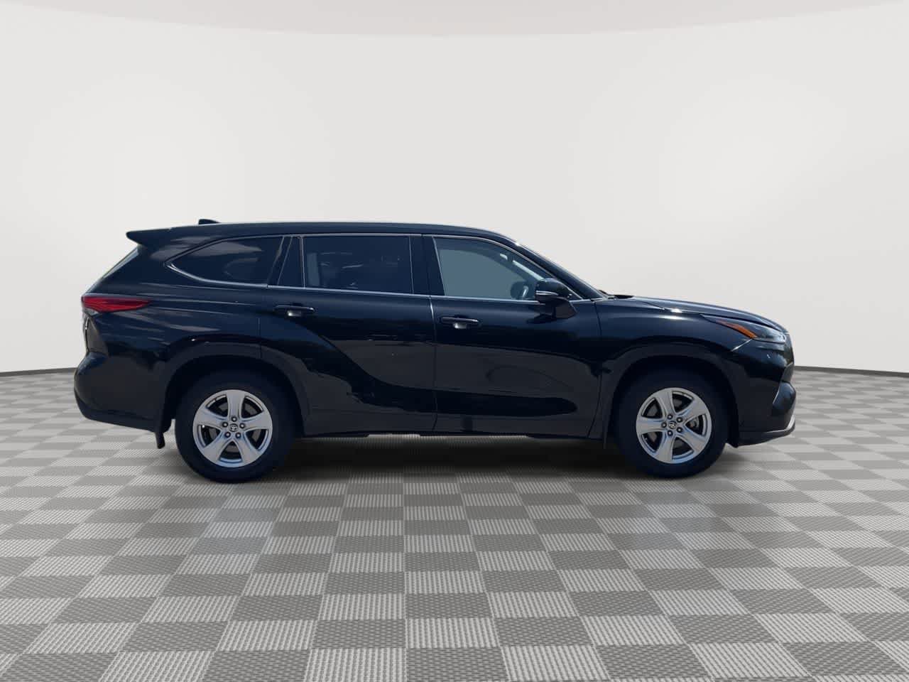 Used 2021 Toyota Highlander L AWD/4WD image 9