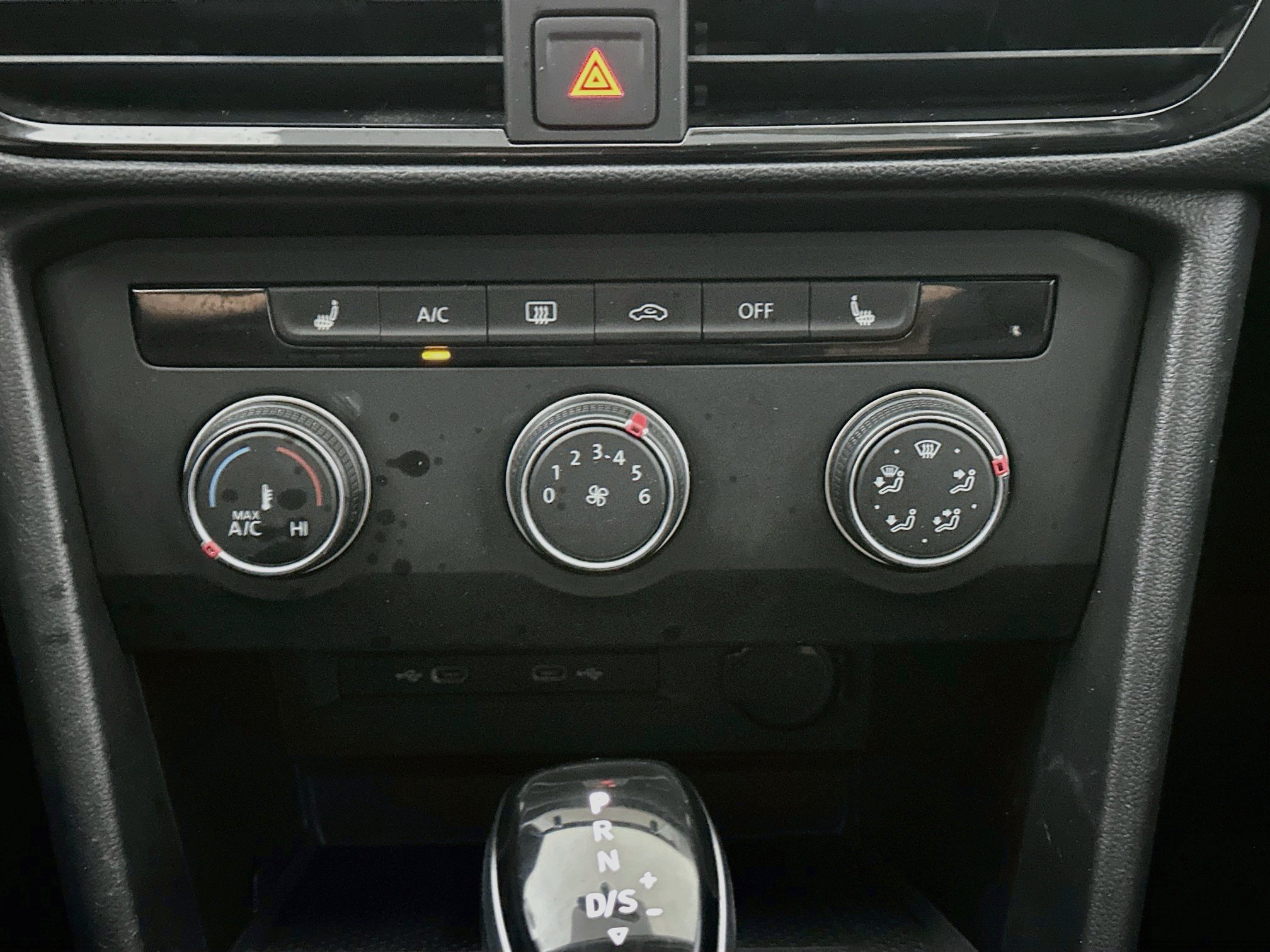 Used 2022 Volkswagen Taos SE w/ Panoramic Sunroof Package FWD image 24