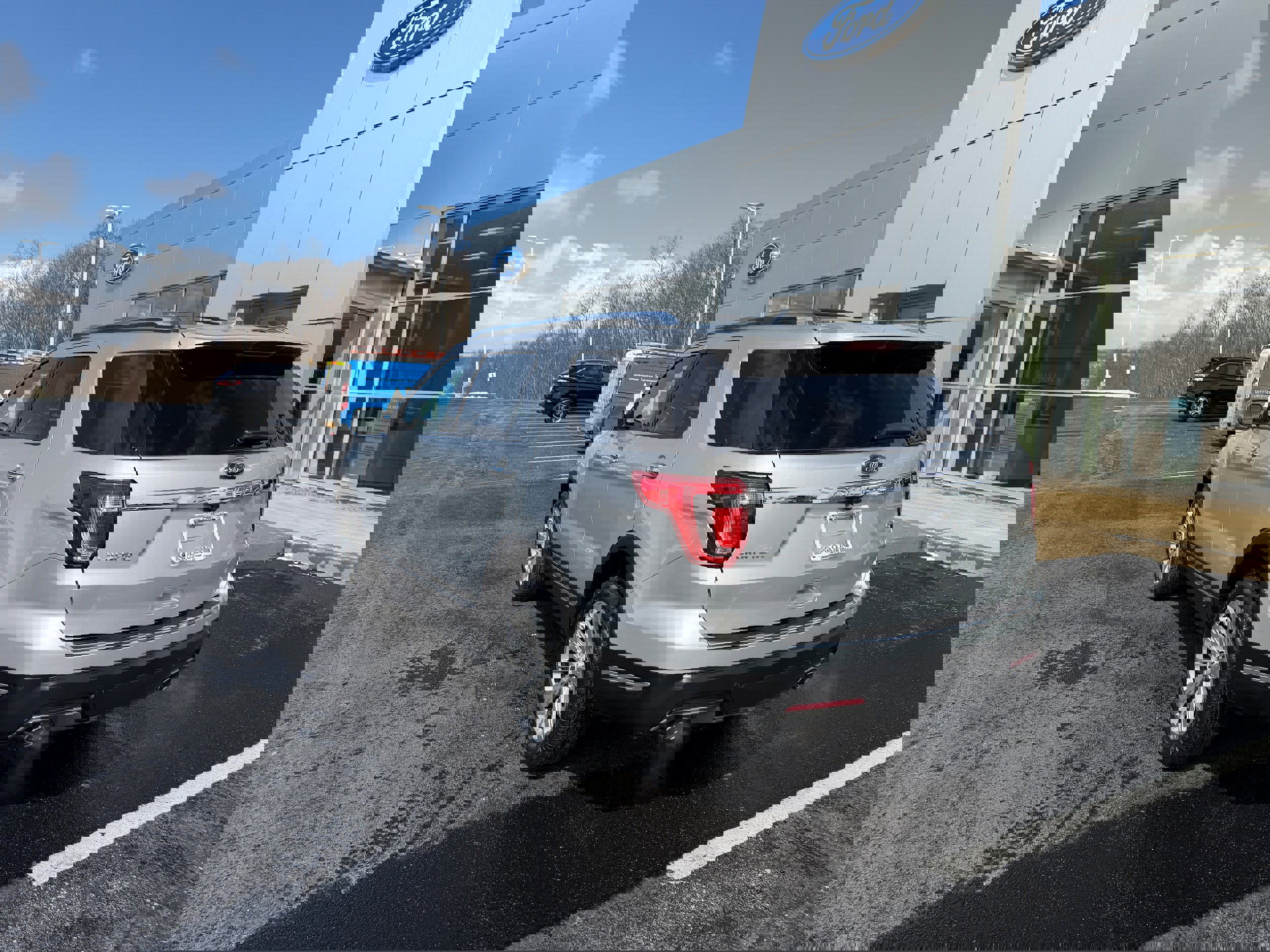 Used 2019 Ford Explorer Limited w/ Class III Trailer Tow Package image 8