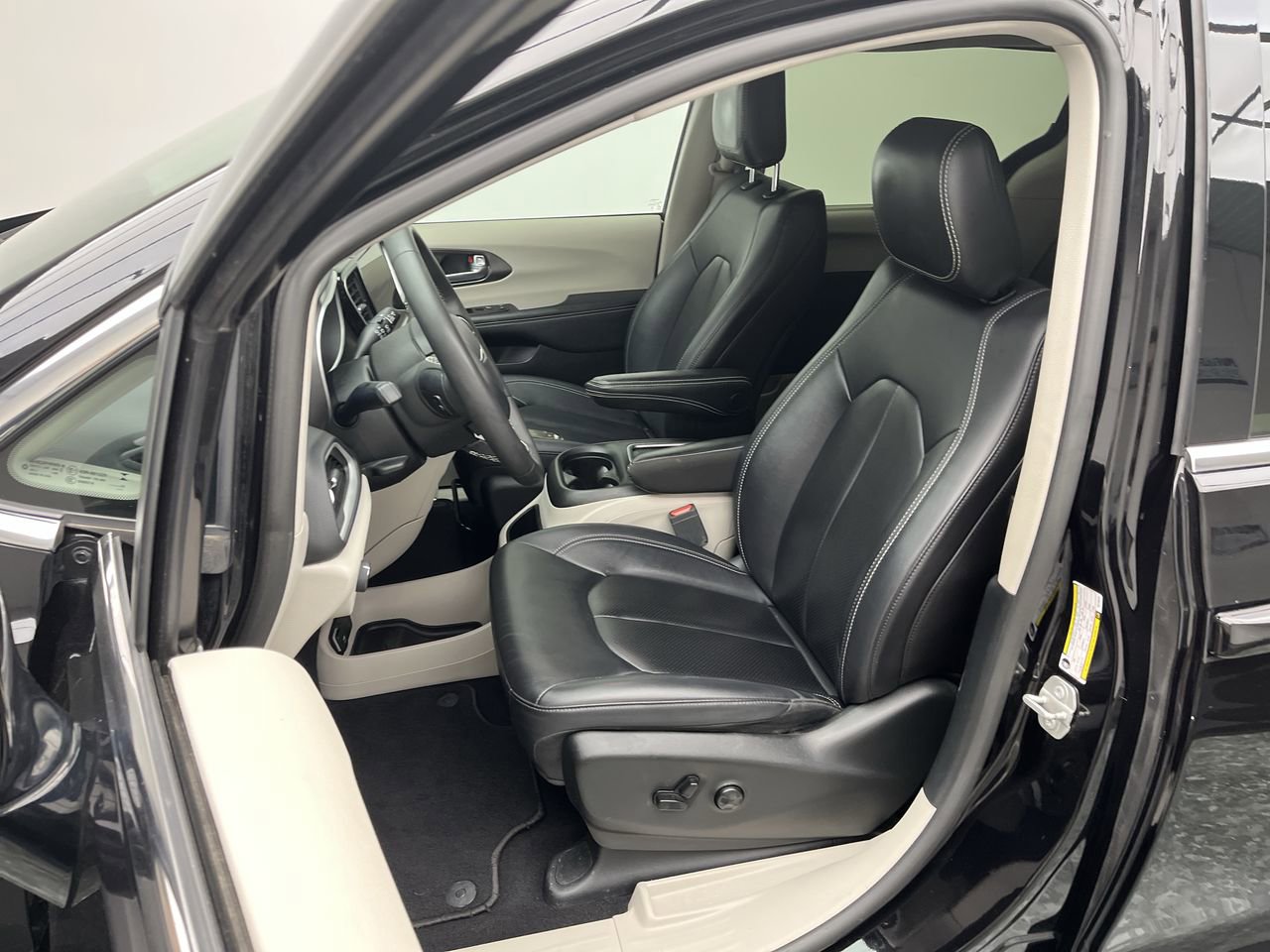 Used 2024 Chrysler Pacifica Touring-L FWD image 9