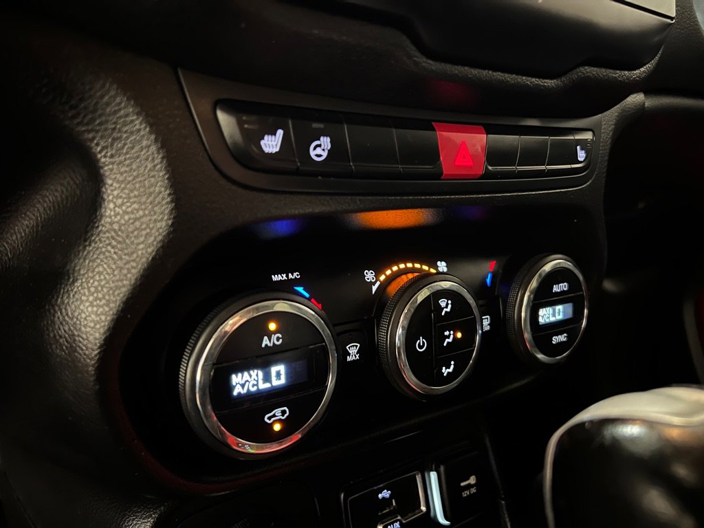 Used 2017 Jeep Renegade Trailhawk w/ Premium Trailhawk Package AWD/4WD image 24