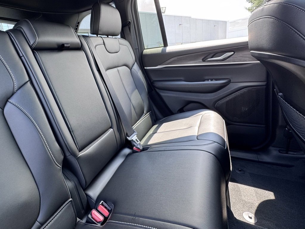 New 2025 Jeep Grand Cherokee Limited w/ Black Appearance Package image 21