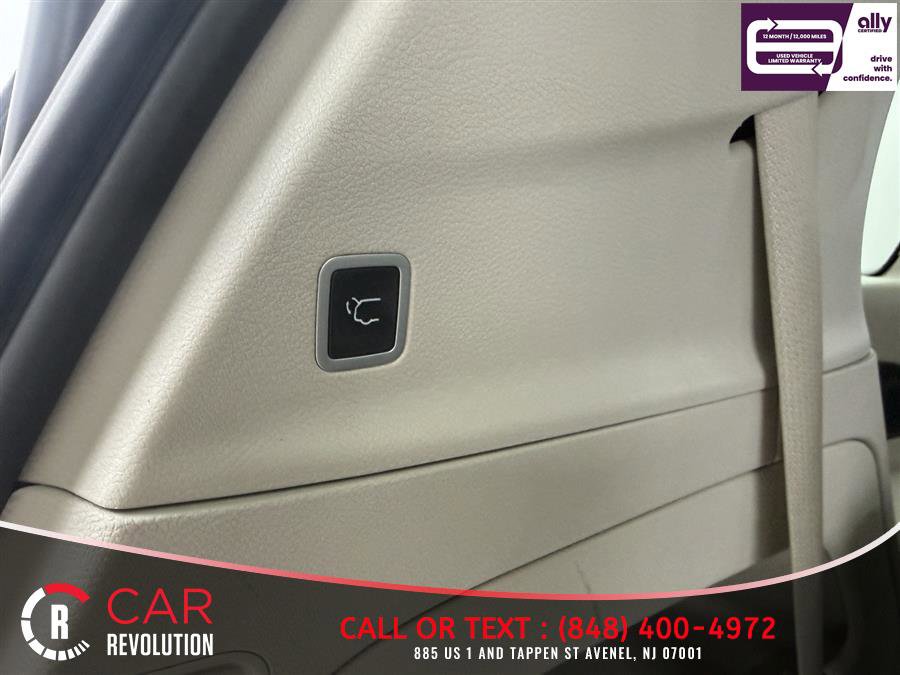 Used 2024 Chrysler Pacifica Touring-L FWD image 8