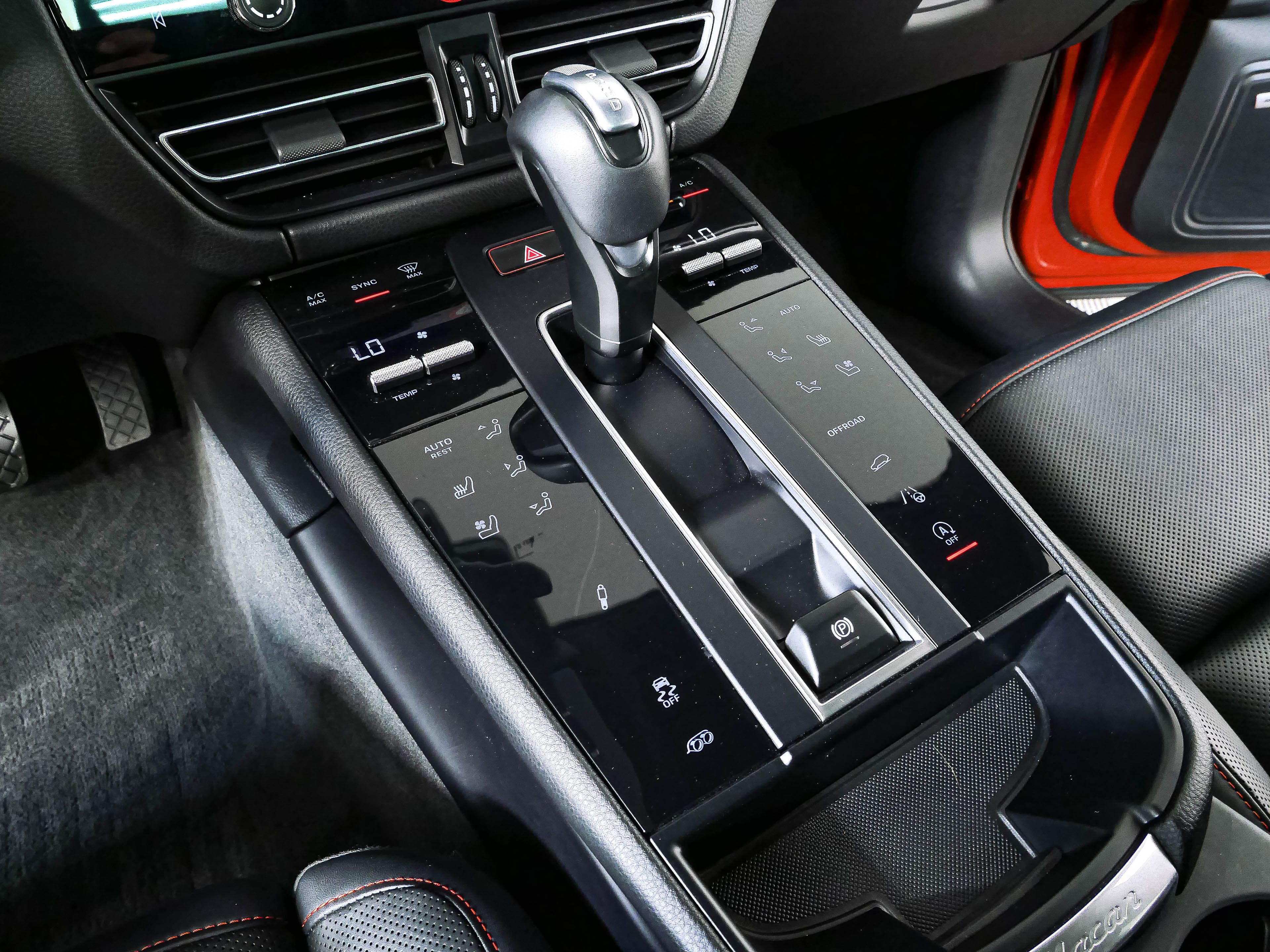 Certified 2024 Porsche Macan S AWD/4WD image 18