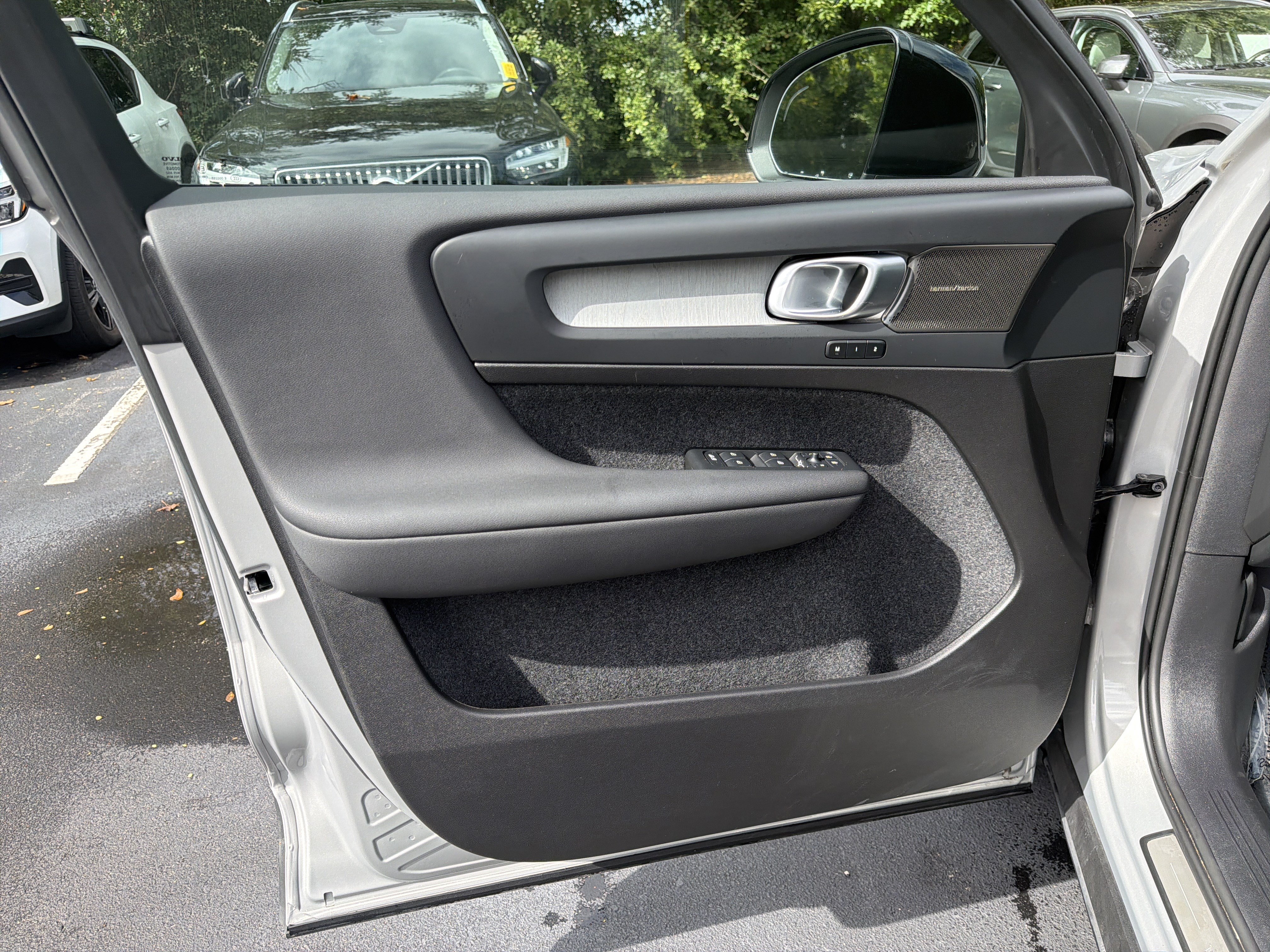 Certified 2025 Volvo XC40 B5 Ultra AWD/4WD image 14