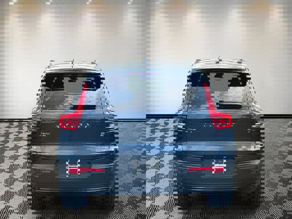 Certified 2026 Volvo XC40 B4 Core w/ Climate Package FWD image 4