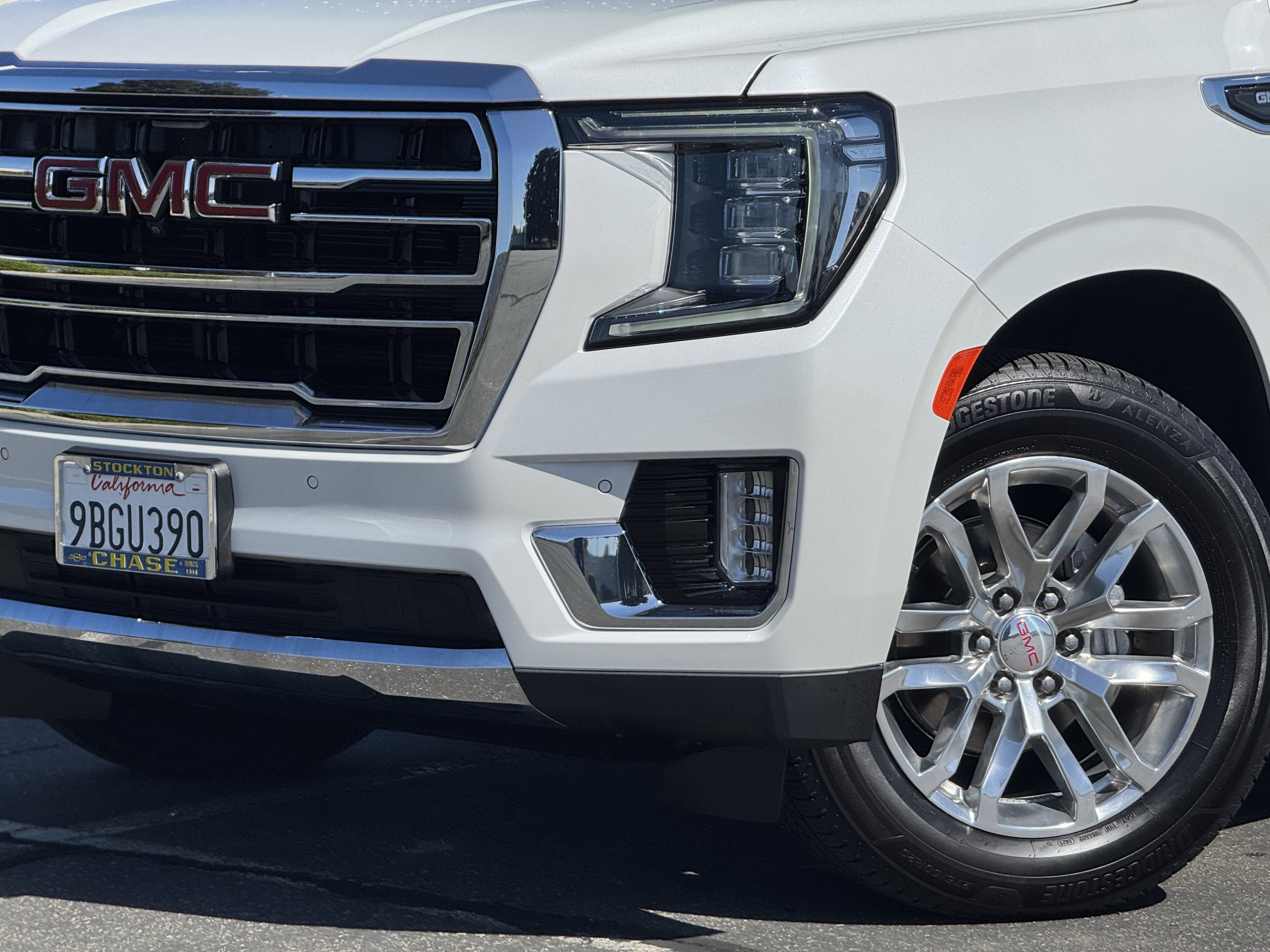 Used 2022 GMC Yukon SLT w/ SLT Luxury Package image 3