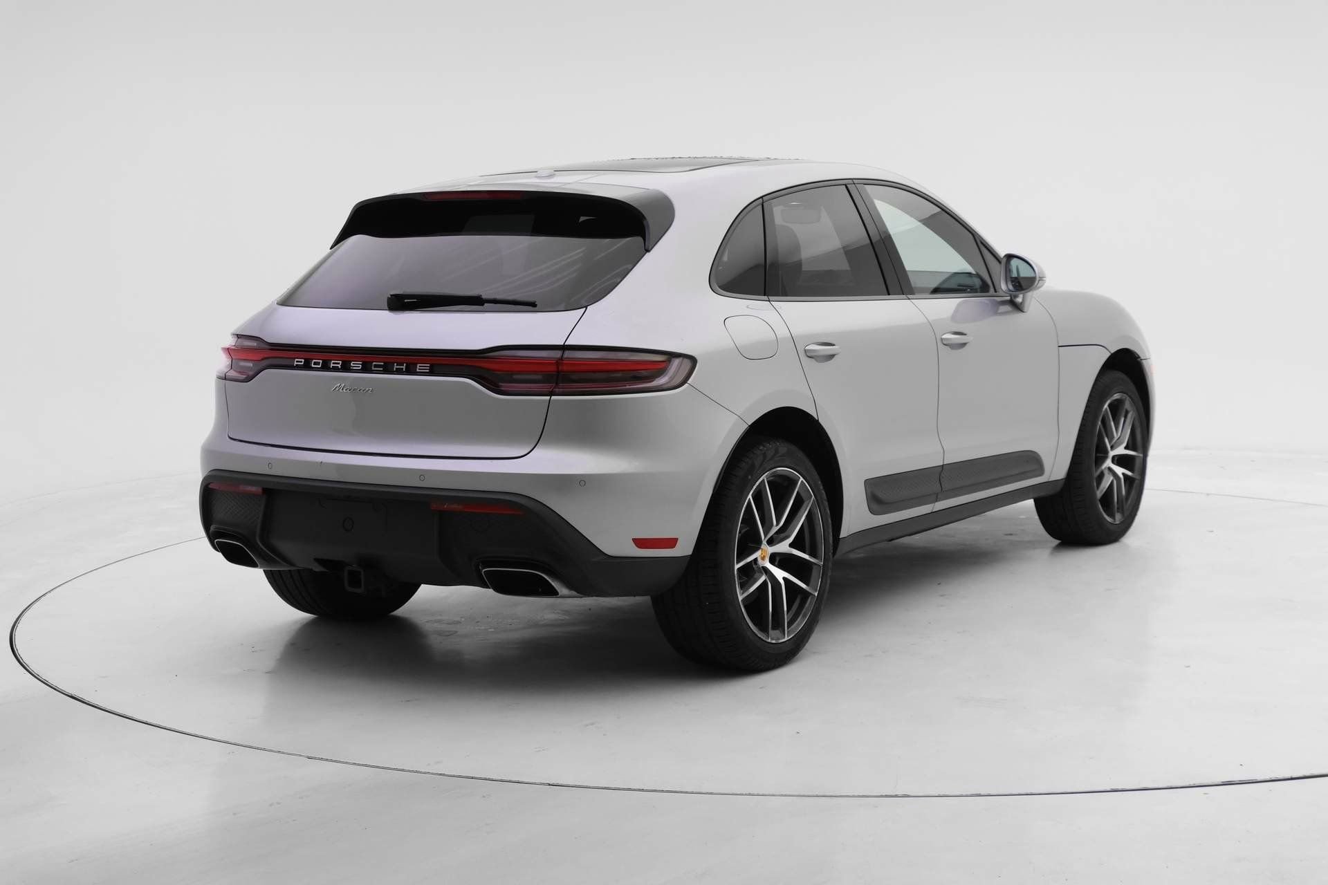 Certified 2024 Porsche Macan image 9