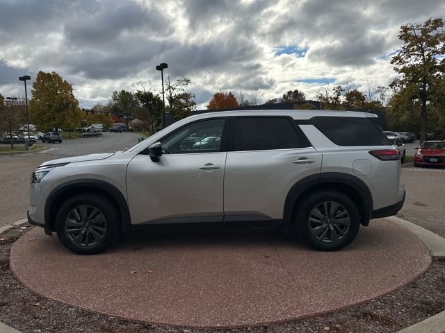 Used 2024 Nissan Pathfinder S image 2