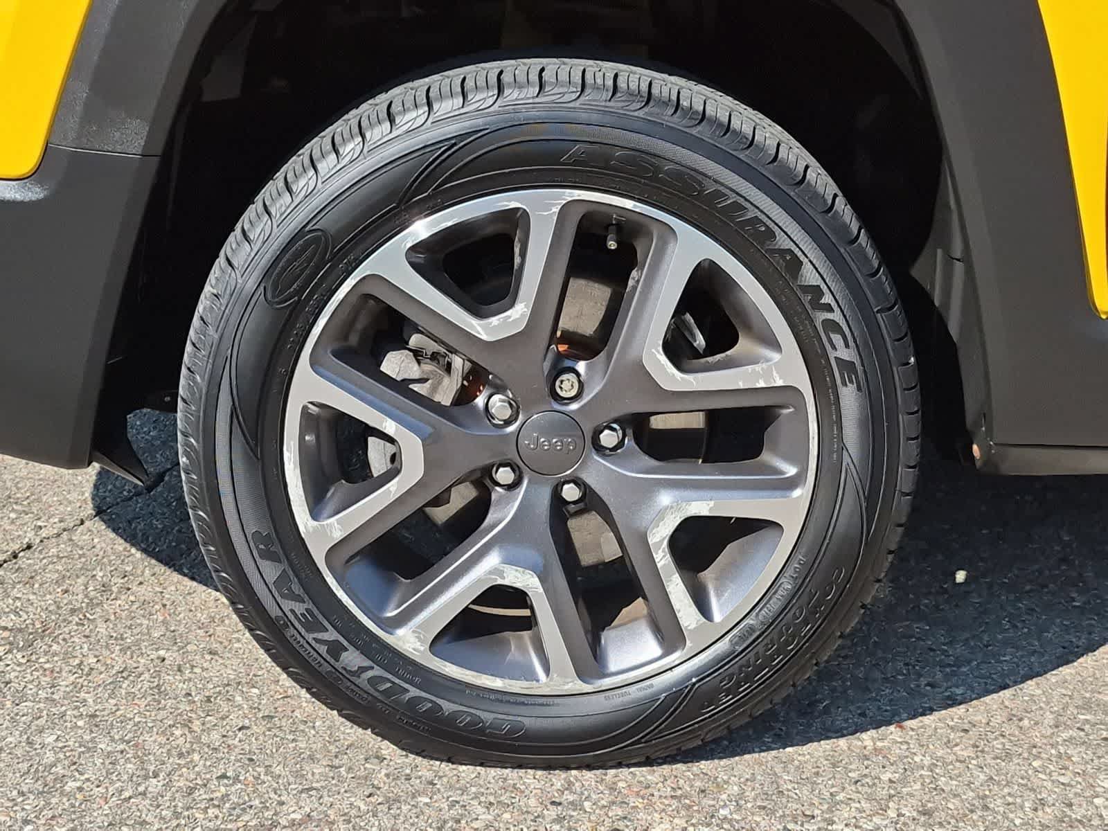 Used 2016 Jeep Renegade Latitude w/ Safety & Security Group AWD/4WD image 14