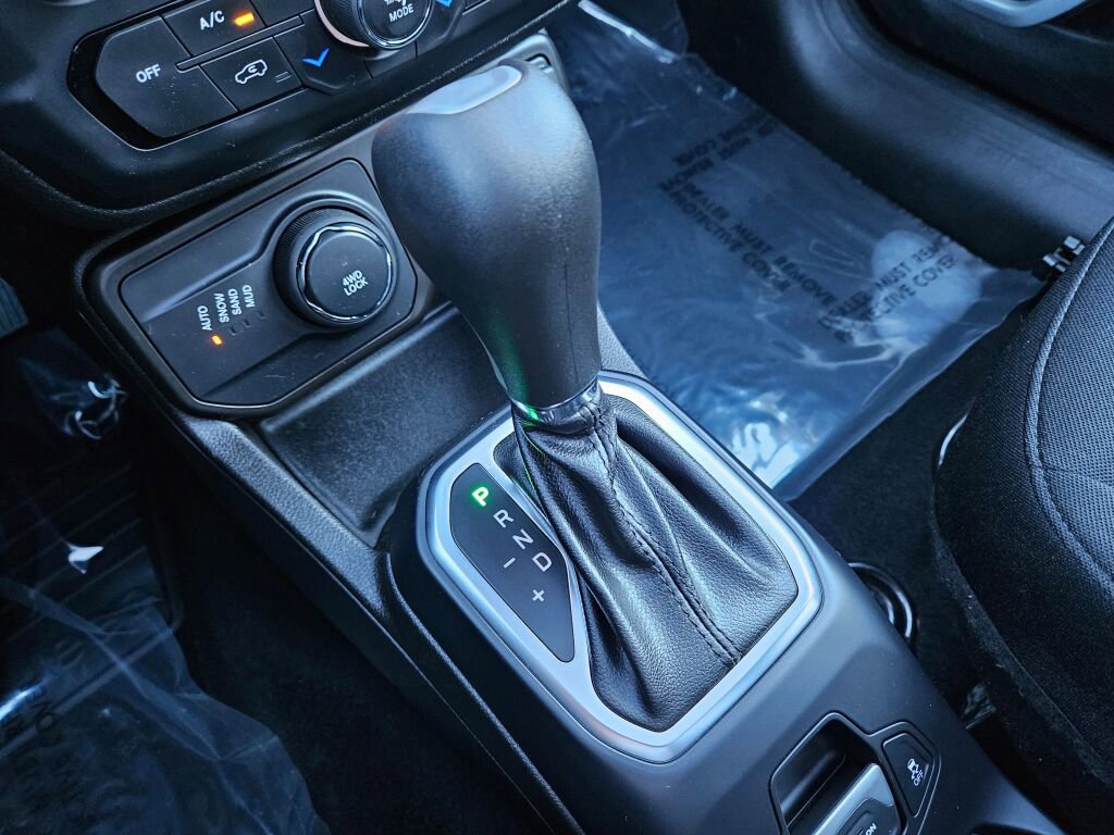 Used 2021 Jeep Renegade Latitude w/ Sun & Sound Group image 27