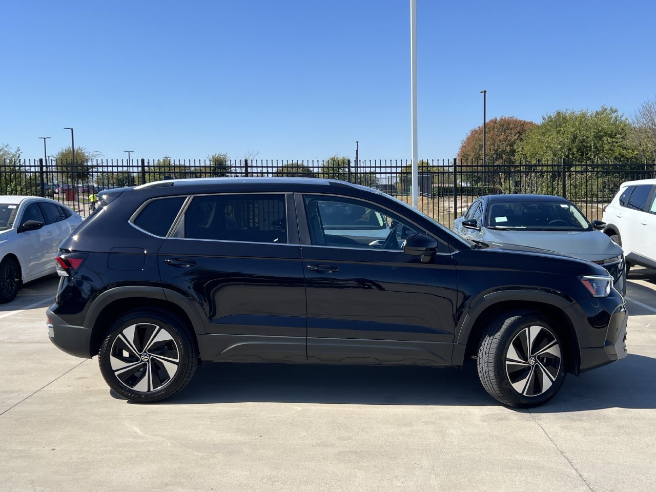 Used 2026 Volkswagen Taos SE AWD/4WD image 3
