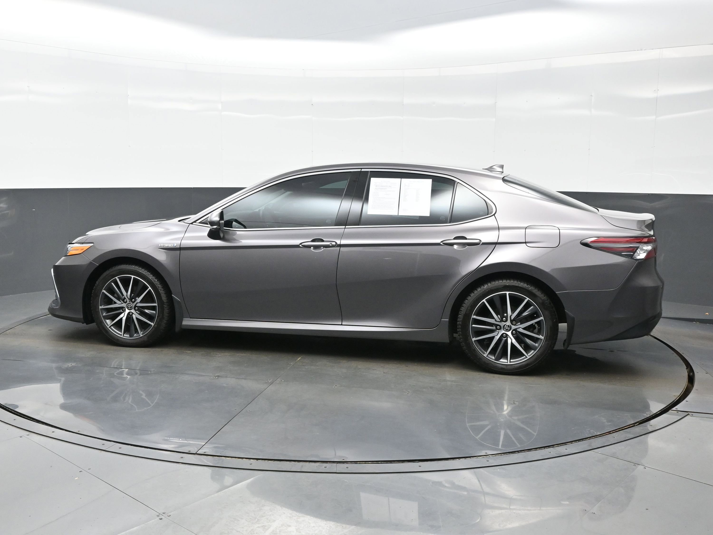 Used 2021 Toyota Camry XLE w/ Navigation Upgrade Package FWD image 3