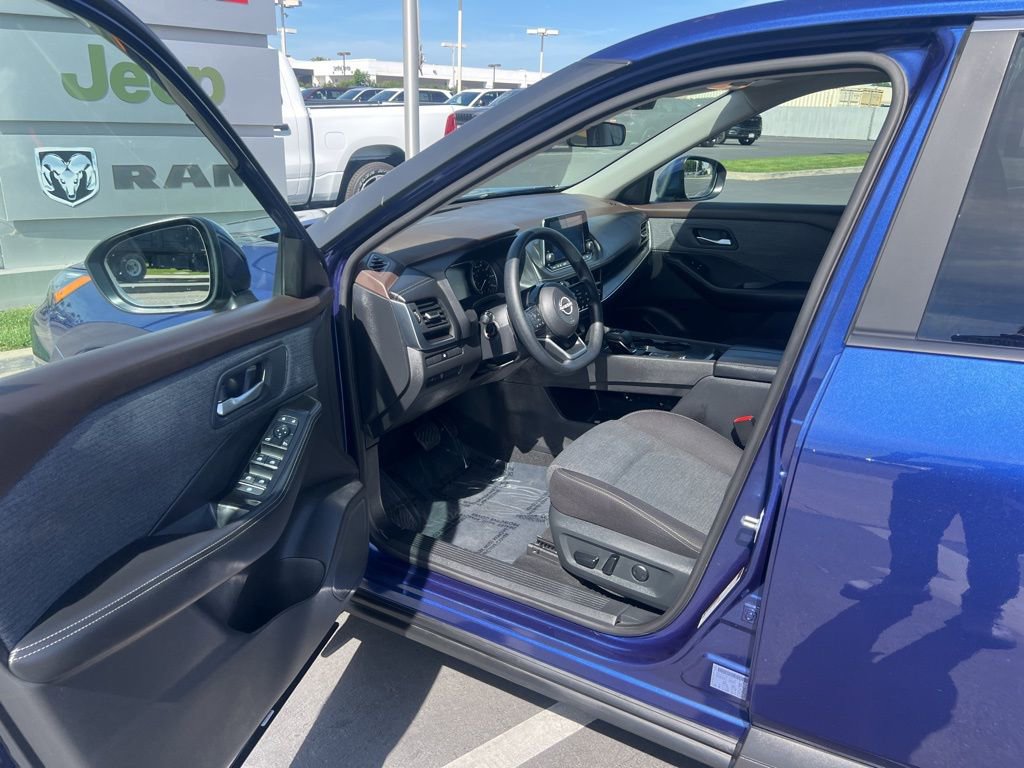 Used 2023 Nissan Rogue SV image 10