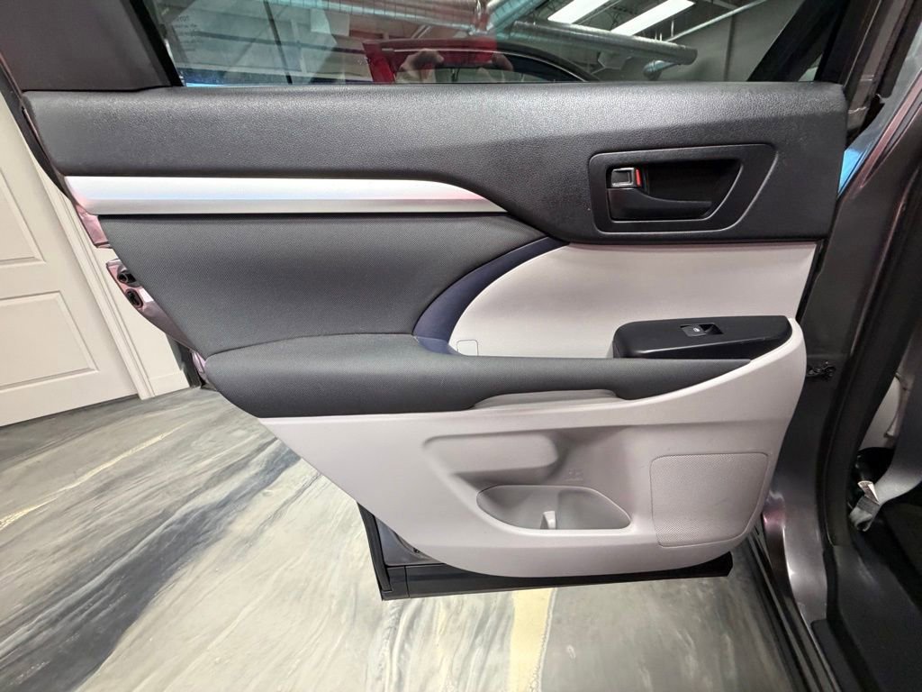 Used 2015 Toyota Highlander LE image 47