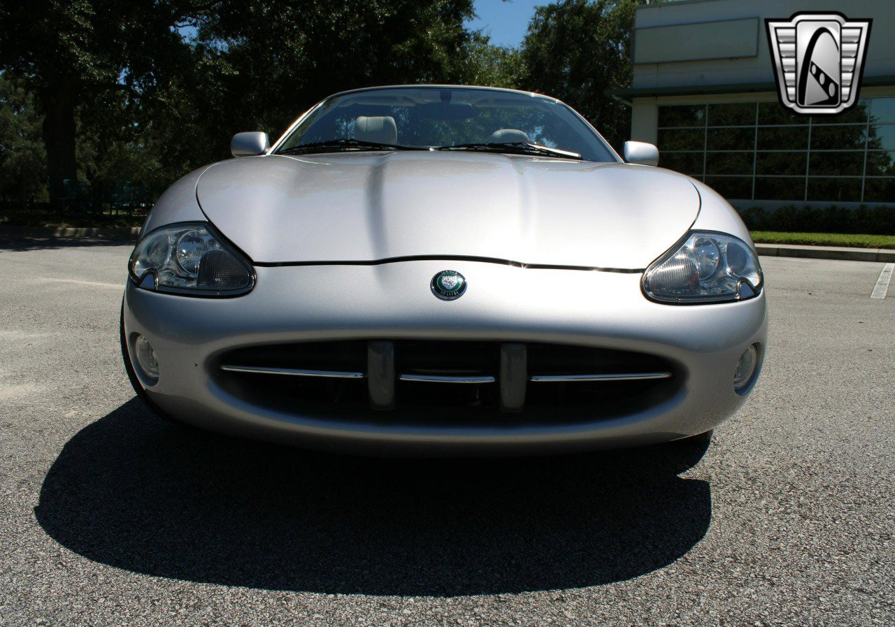 Used 2002 Jaguar XK8 Convertible image 11