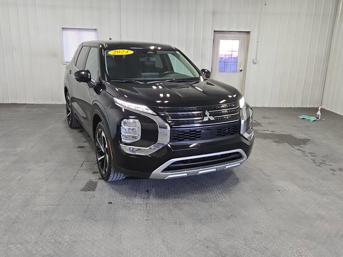 Used 2024 Mitsubishi Outlander SE Black Edition image 10
