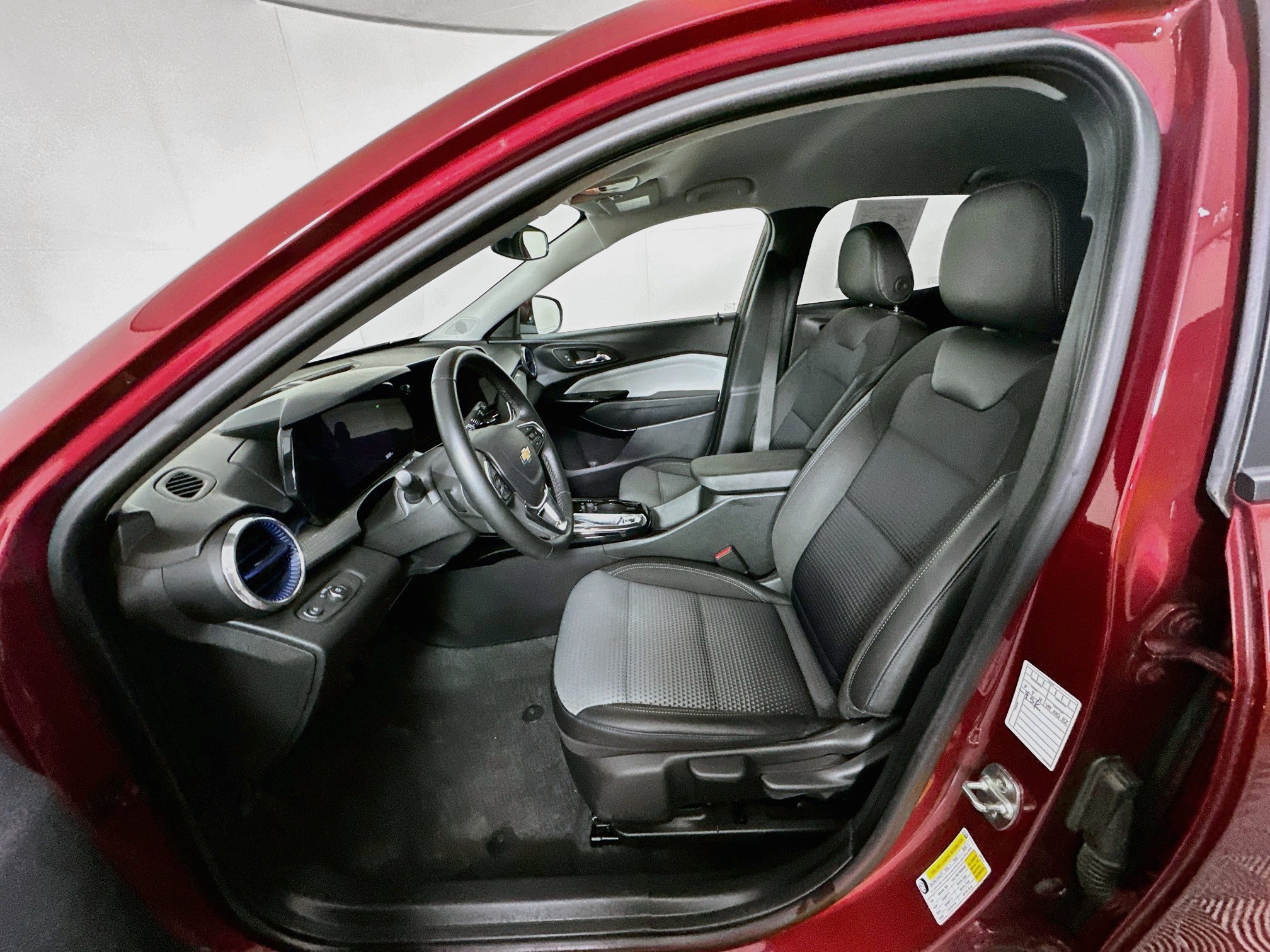 Used 2025 Chevrolet Trax LT w/ LT Convenience Package FWD image 13