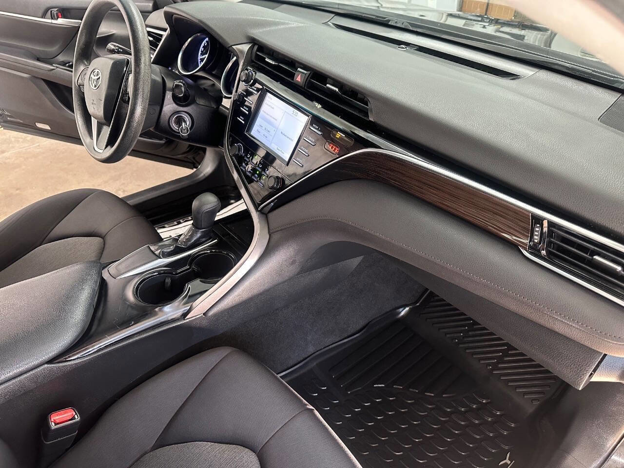 Used 2018 Toyota Camry LE image 28